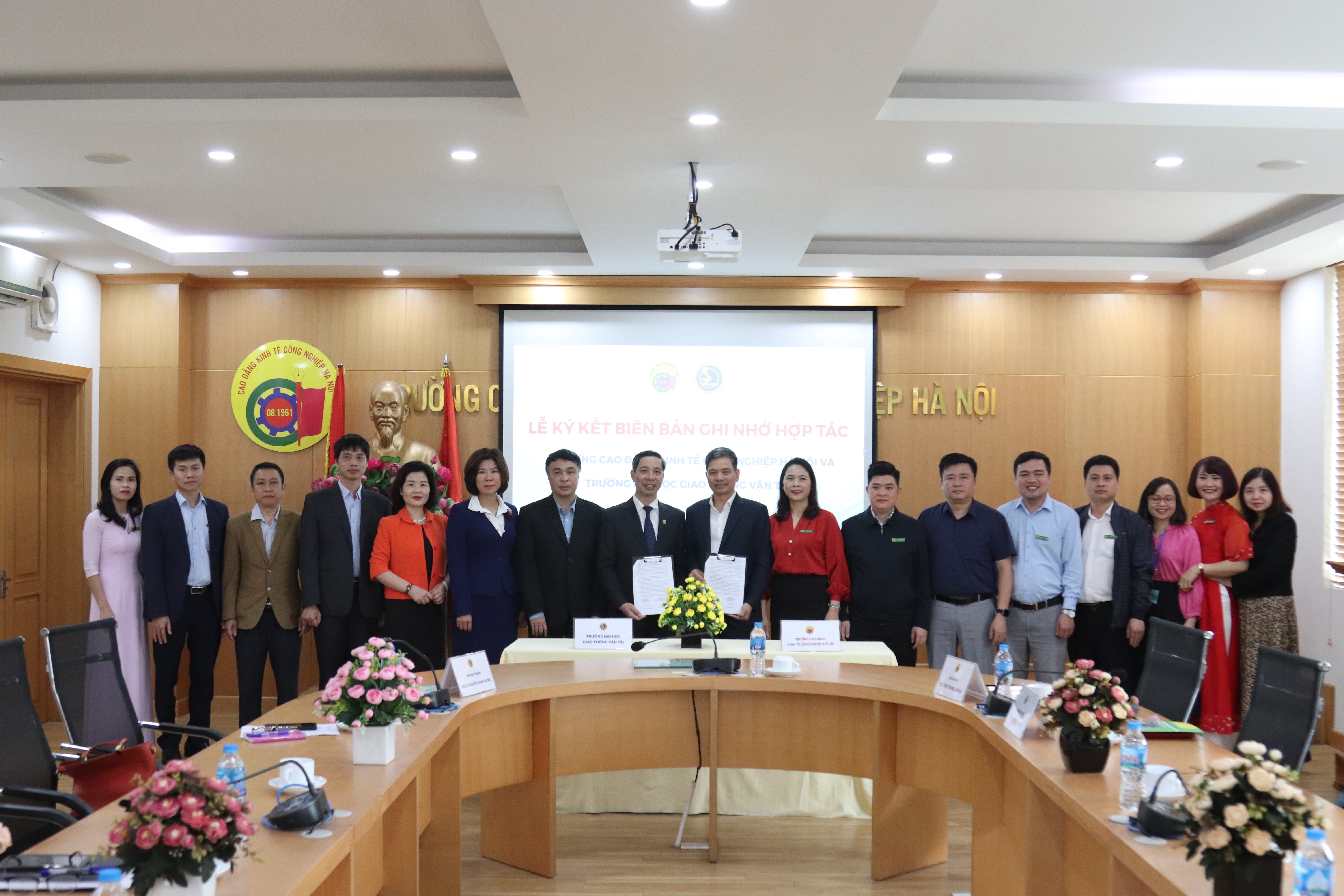 Lễ ký kết biên bản ghi nhớ hợp tác giữa tài xỉu
 và Trường Cao đẳng Kinh tế Công nghiệp Hà Nội